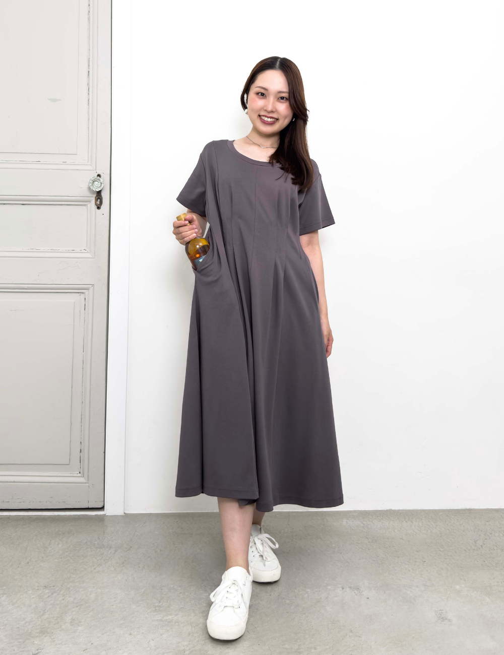 CINEMATIQ 汗染み防止タックTシャツワンピ ダークグレー 正面 モデル着用