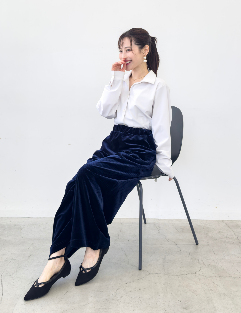 CINEMATIQ 2wayベロアパンツ ネイビー 斜め モデル着用