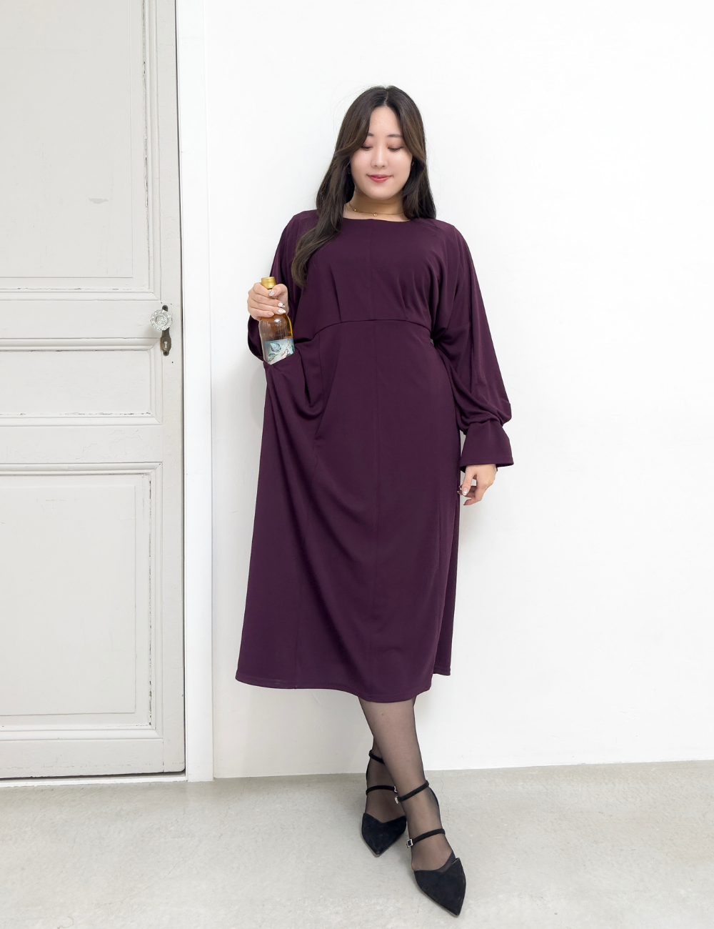 CINEMATIQ ウエストリボンワンピ ボルドー 正面 モデル着用