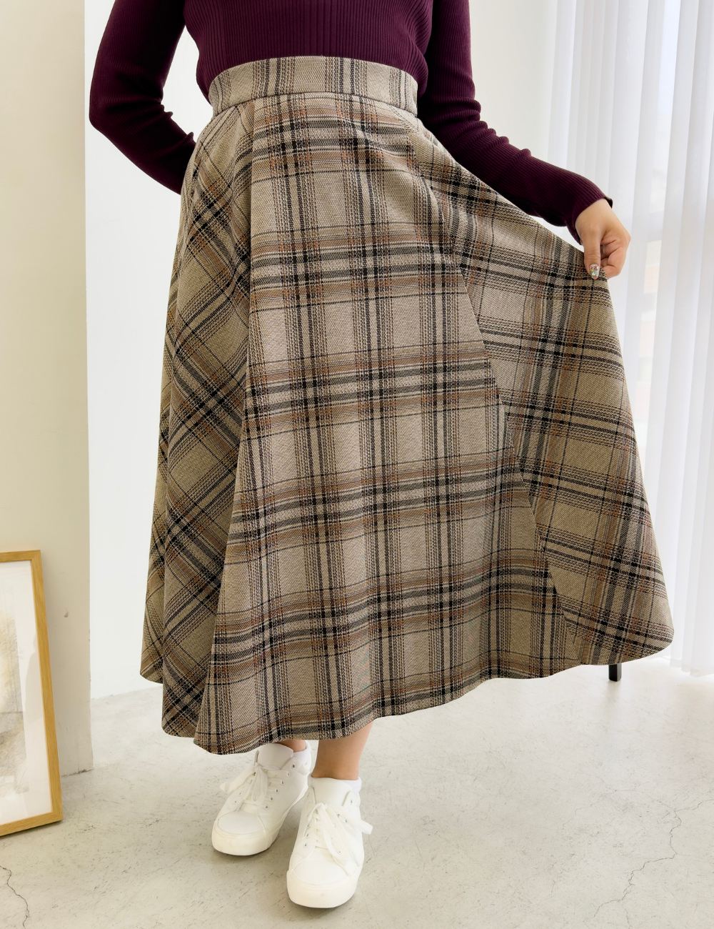 CINEMATIQ チェックフレアスカート ベージュ 正面 モデル着用