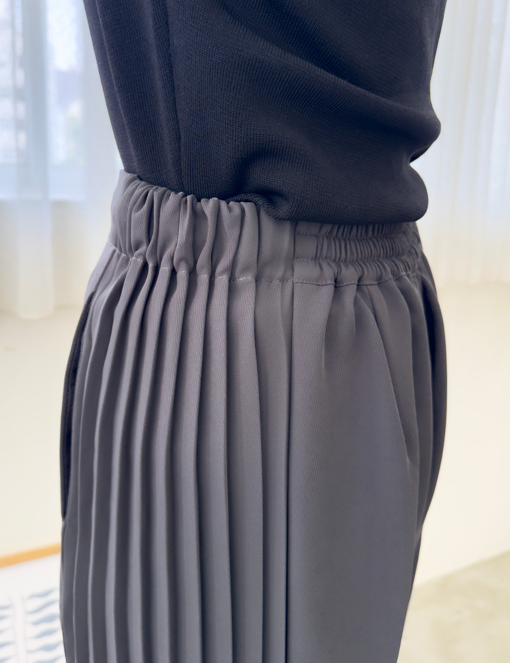 CINEMATIQ サイドプリーツストレートパンツ グレー ディティール