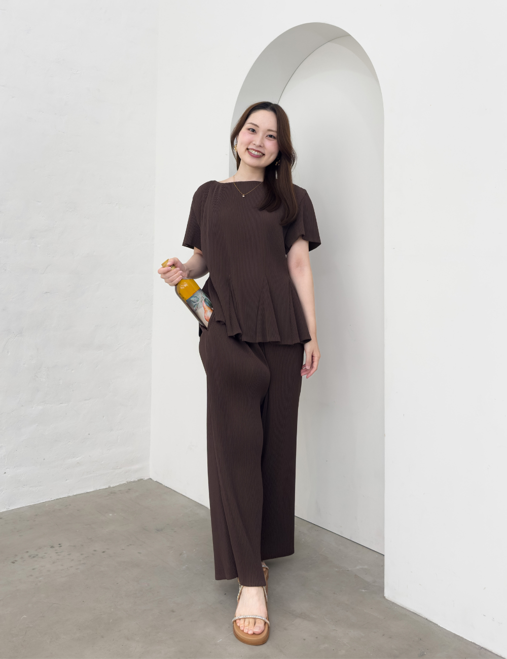 CINEMATIQ プリーツパンツ ブラウン 正面 モデル着用