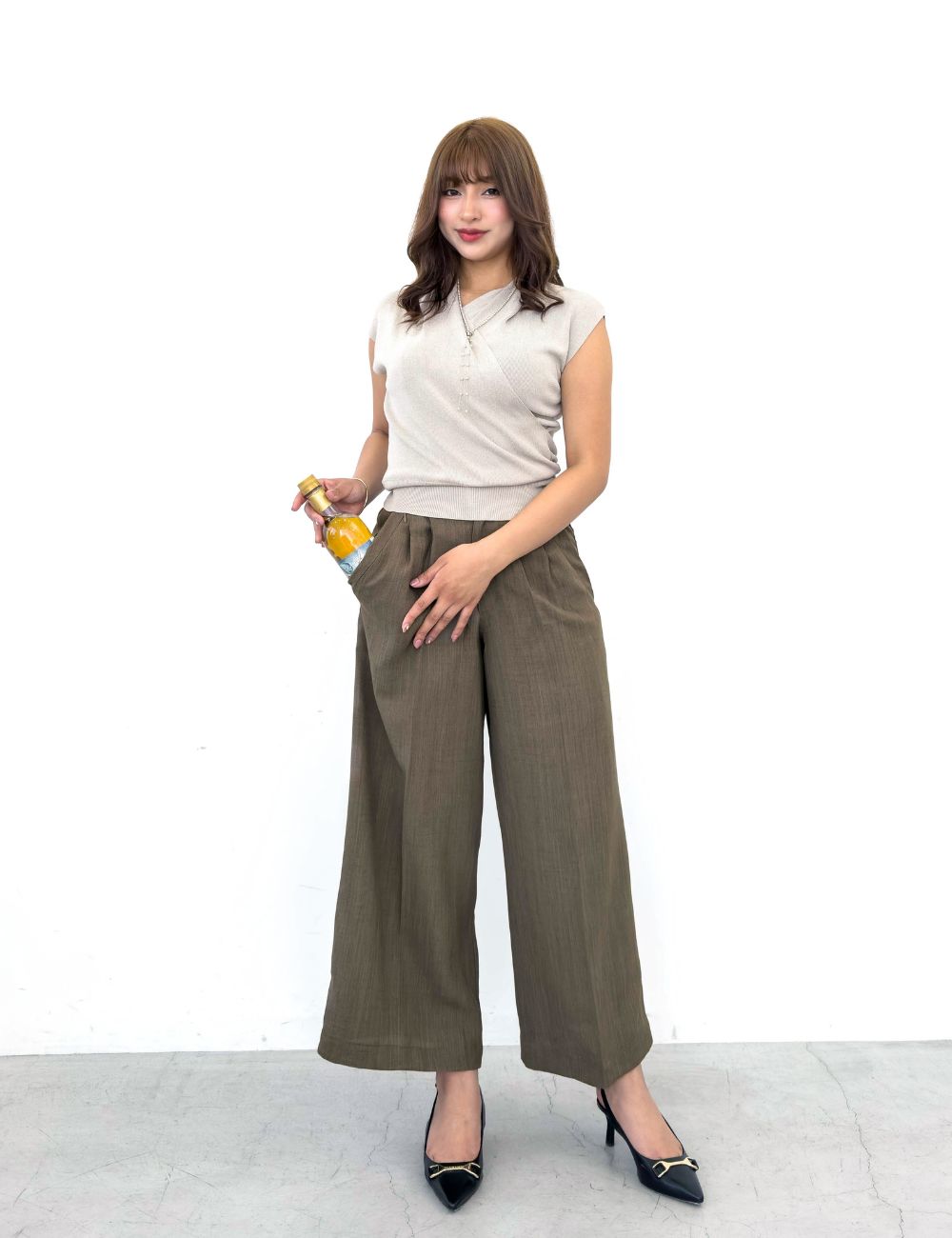 CINEMATIQ エアリーセミワイドパンツ ブラウン 正面 モデル着用