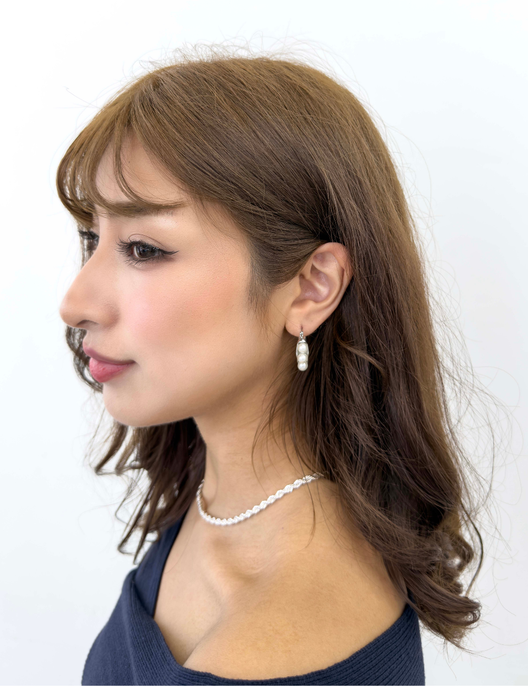 CINEMATIQ パールフープピアス シルバー モデル着用