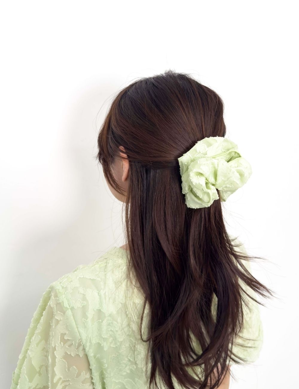 CINEMATIQ カットジャガードシュシュ ライトグリーン モデル着用