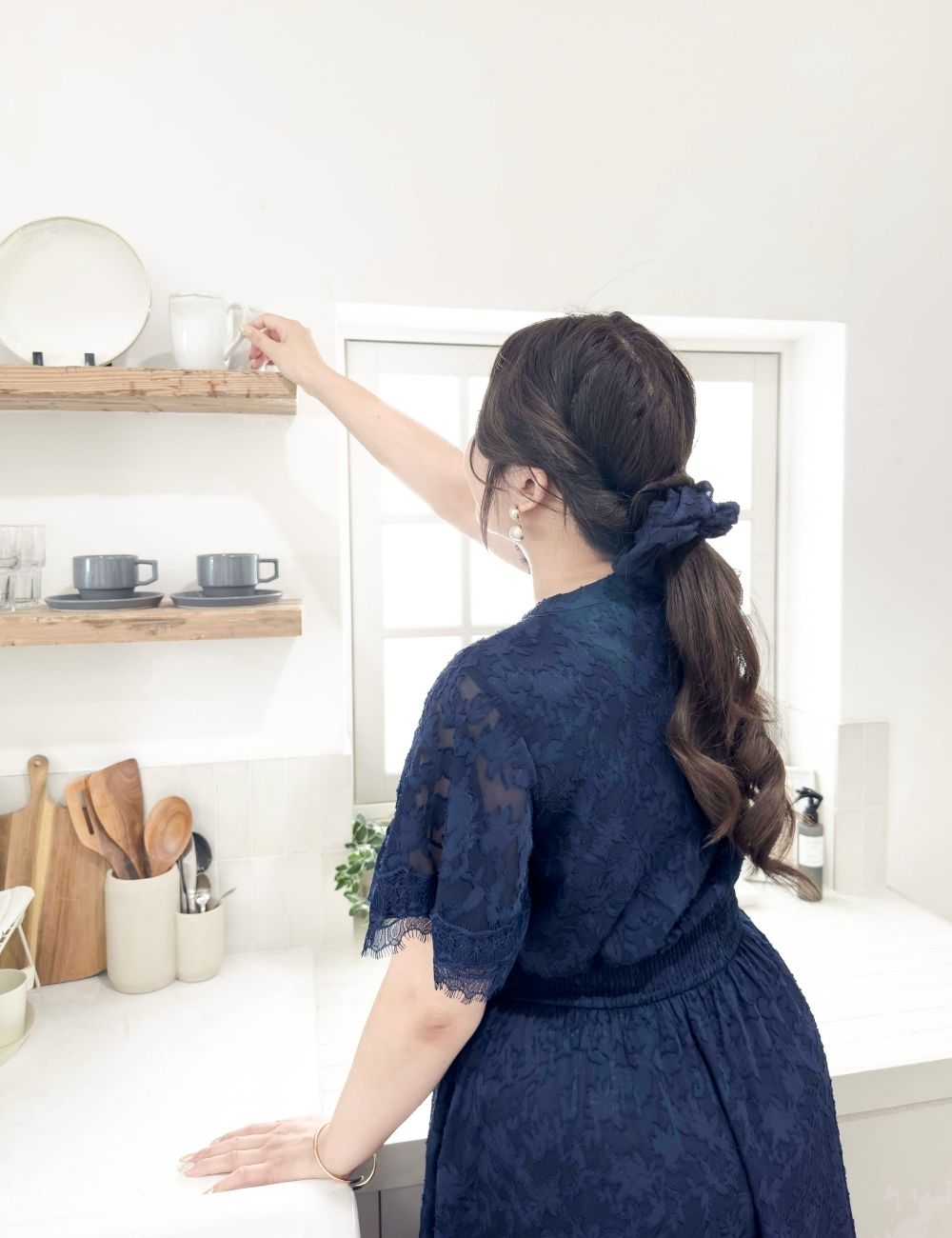 CINEMATIQ カットジャガードシュシュ ネイビー モデル着用