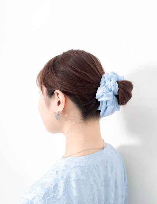 CINEMATIQ カットジャガードシュシュ ライトブルー モデル着用