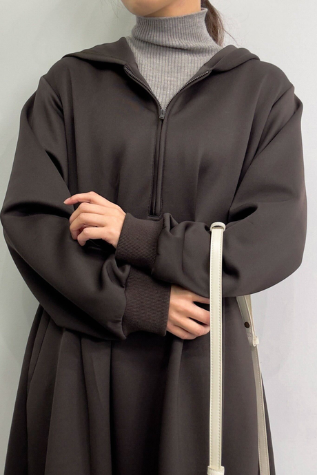 ハイネックニットとパーカーワンピースのカジュアルコーディネート