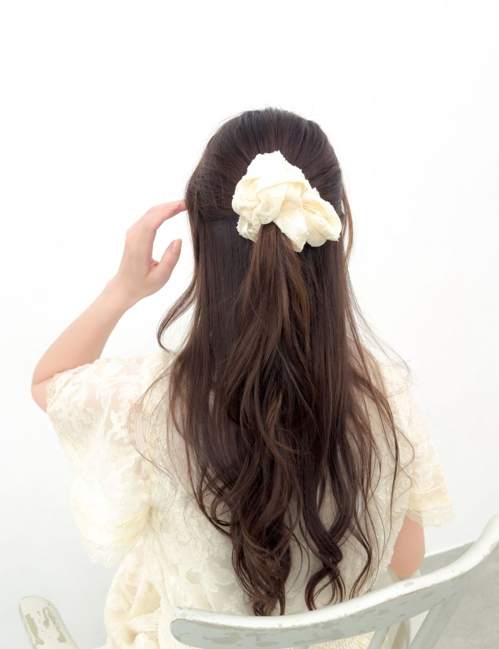 CINEMATIQ カットジャガードシュシュ アイボリー モデル着用