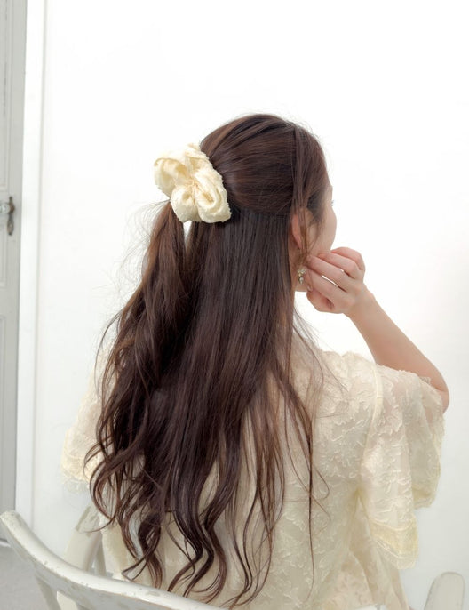 CINEMATIQ カットジャガードシュシュ アイボリー モデル着用