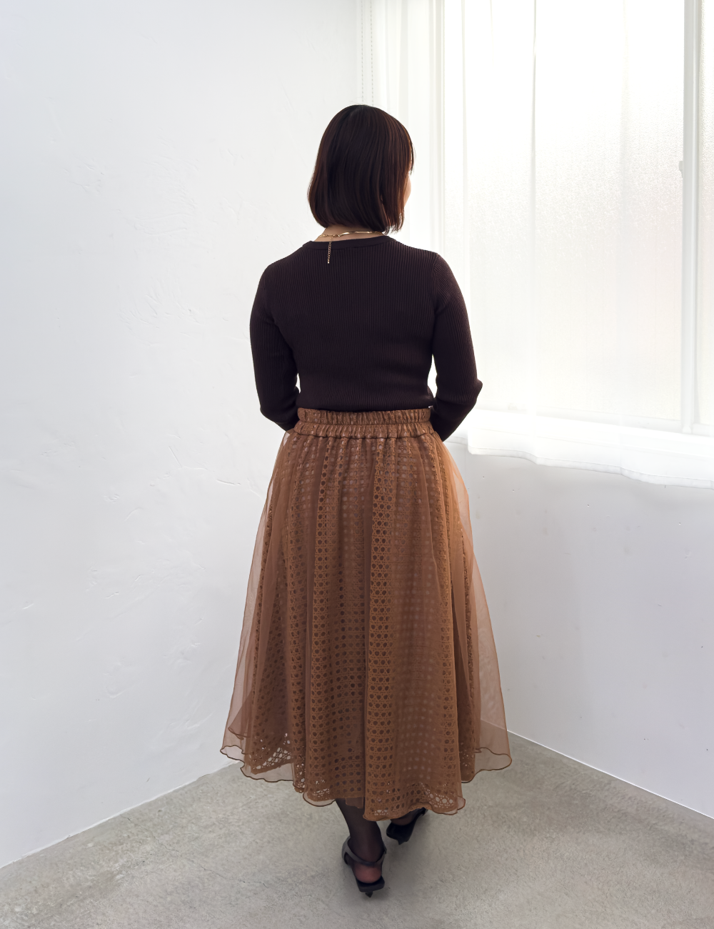 CINEMATIQ チュールレイヤードスカート ブラウン 背面 モデル着用