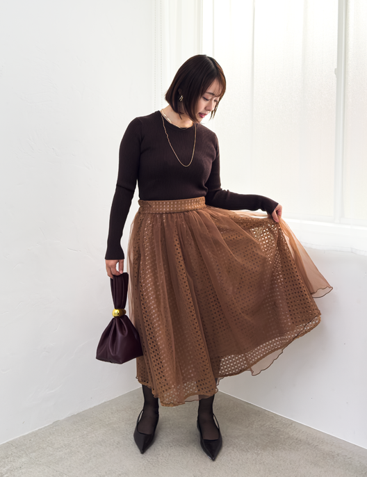 CINEMATIQ チュールレイヤードスカート ブラウン 斜め モデル着用