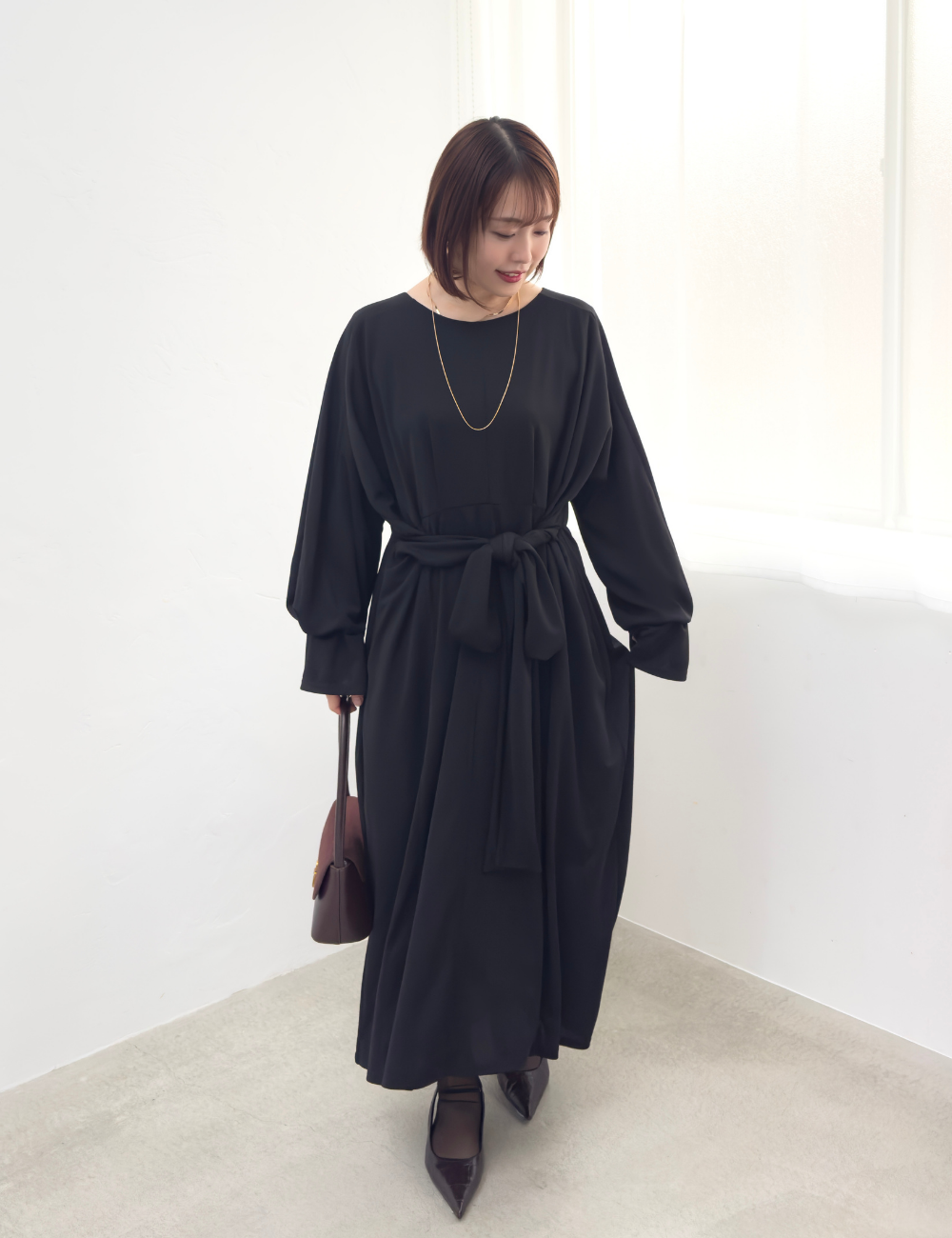 CINEMATIQ ウエストリボンワンピ ブラック 正面 モデル着用