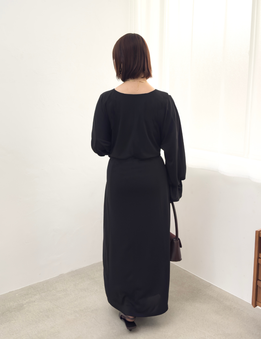 CINEMATIQ ウエストリボンワンピ ブラック 背面 モデル着用