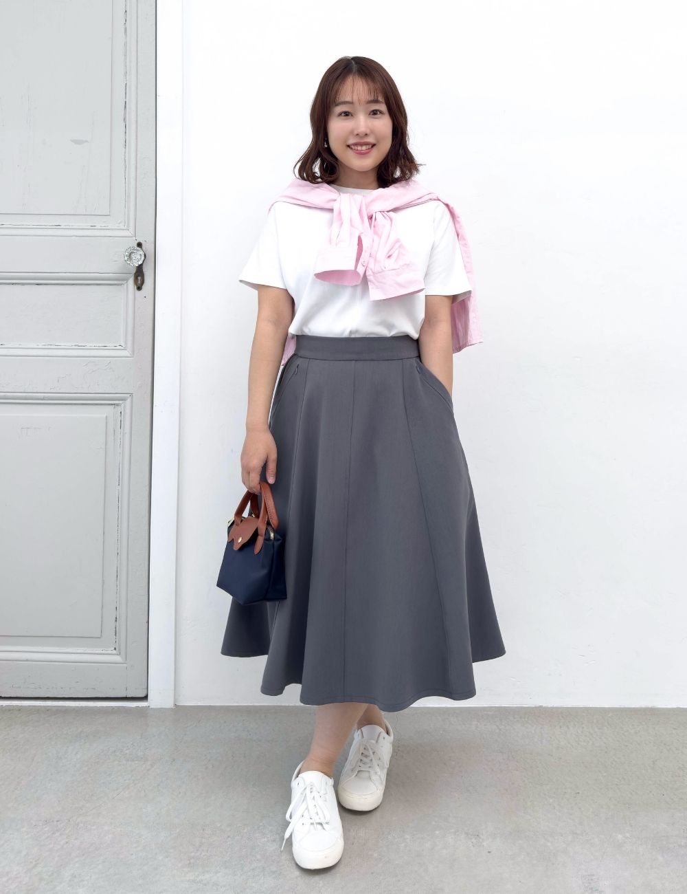 CINEMATIQ ピンタックフレアスカート グレー 正面 モデル着用