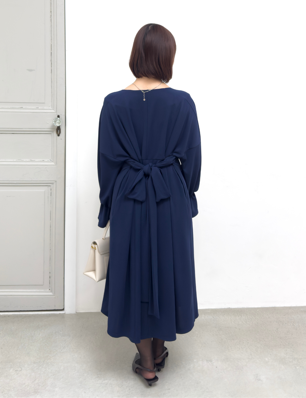 CINEMATIQ ウエストリボンワンピ ネイビー 背面 モデル着用