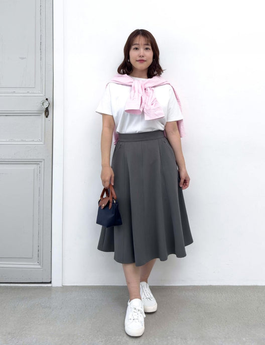 CINEMATIQ ピンタックフレアスカート グレー 正面 モデル着用