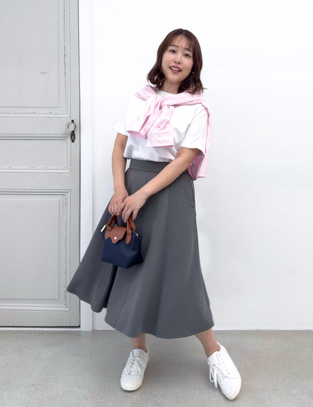 CINEMATIQ ピンタックフレアスカート グレー 正面 モデル着用