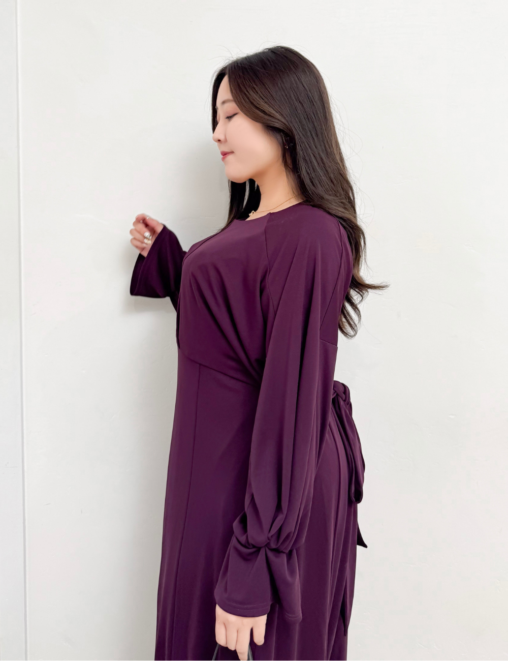 CINEMATIQ ウエストリボンワンピ ボルドー アップ モデル着用