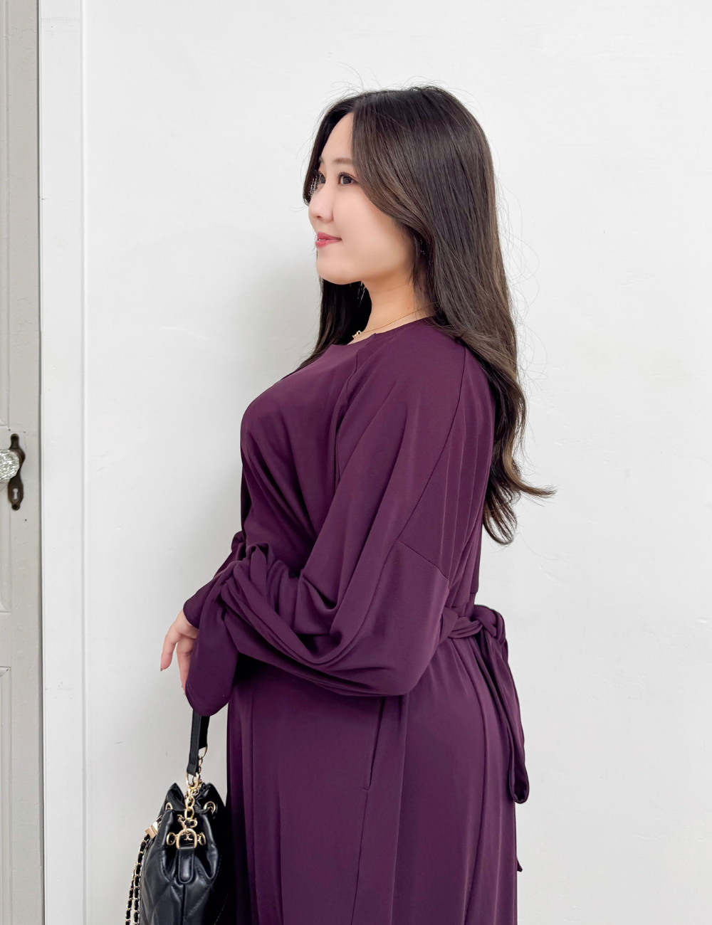 CINEMATIQ ウエストリボンワンピ ボルドー アップ モデル着用