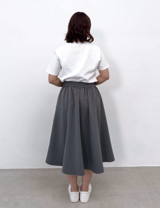 CINEMATIQ ピンタックフレアスカート グレー 背面 モデル着用