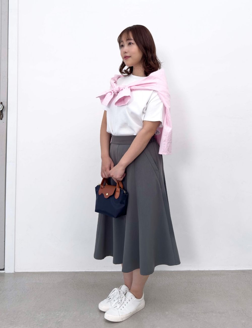 CINEMATIQ ピンタックフレアスカート グレー 正面 モデル着用