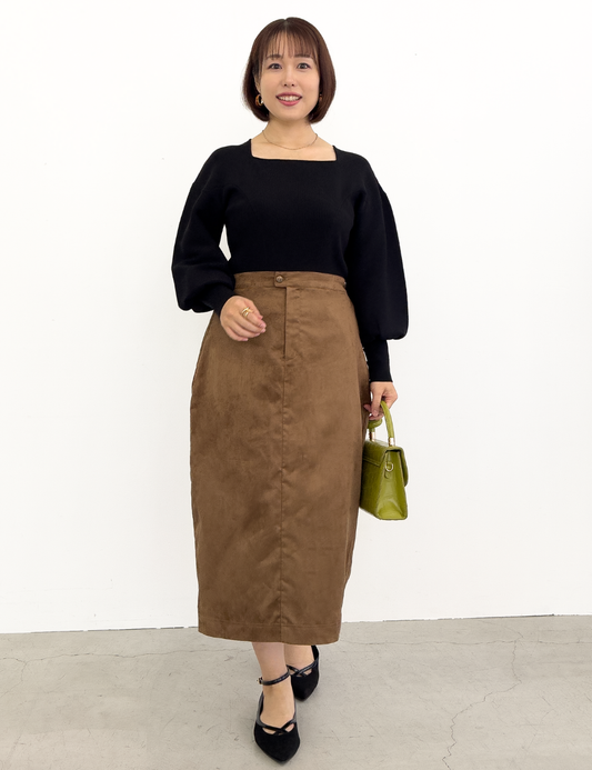 CINEMATIQ 【ベーシックライン】スエードライクIラインスカート ブラウン 正面 モデル着用