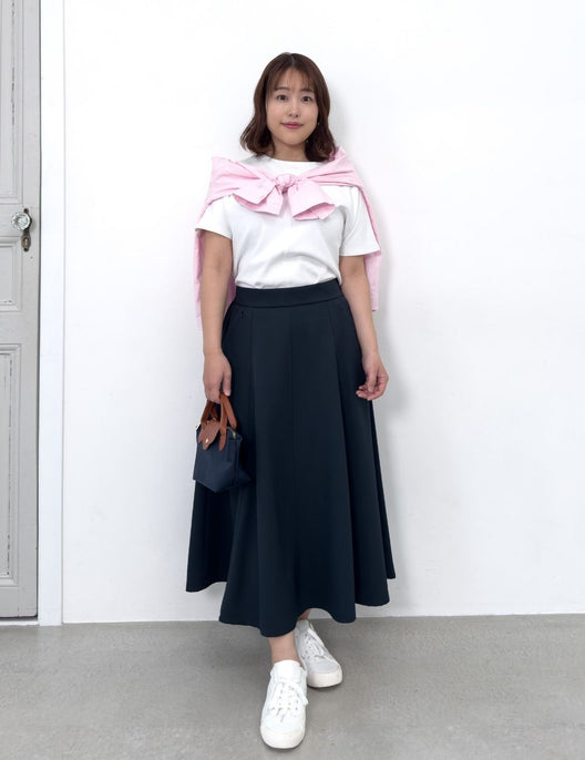 CINEMATIQ ピンタックフレアスカート ネイビー 正面 モデル着用