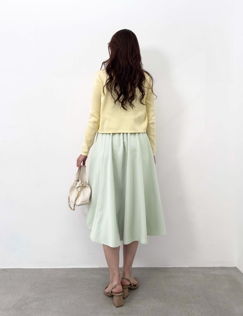 CINEMATIQ ピンタックフレアスカート ライトグリーン 背面 モデル着用