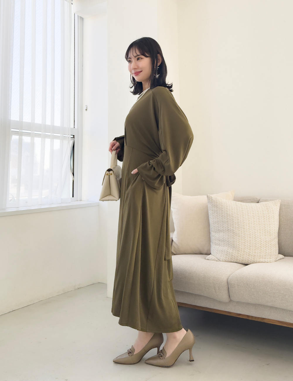 CINEMATIQ ウエストリボンワンピ カーキ 横 モデル着用