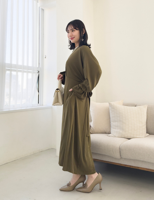 CINEMATIQ ウエストリボンワンピ カーキ 横 モデル着用