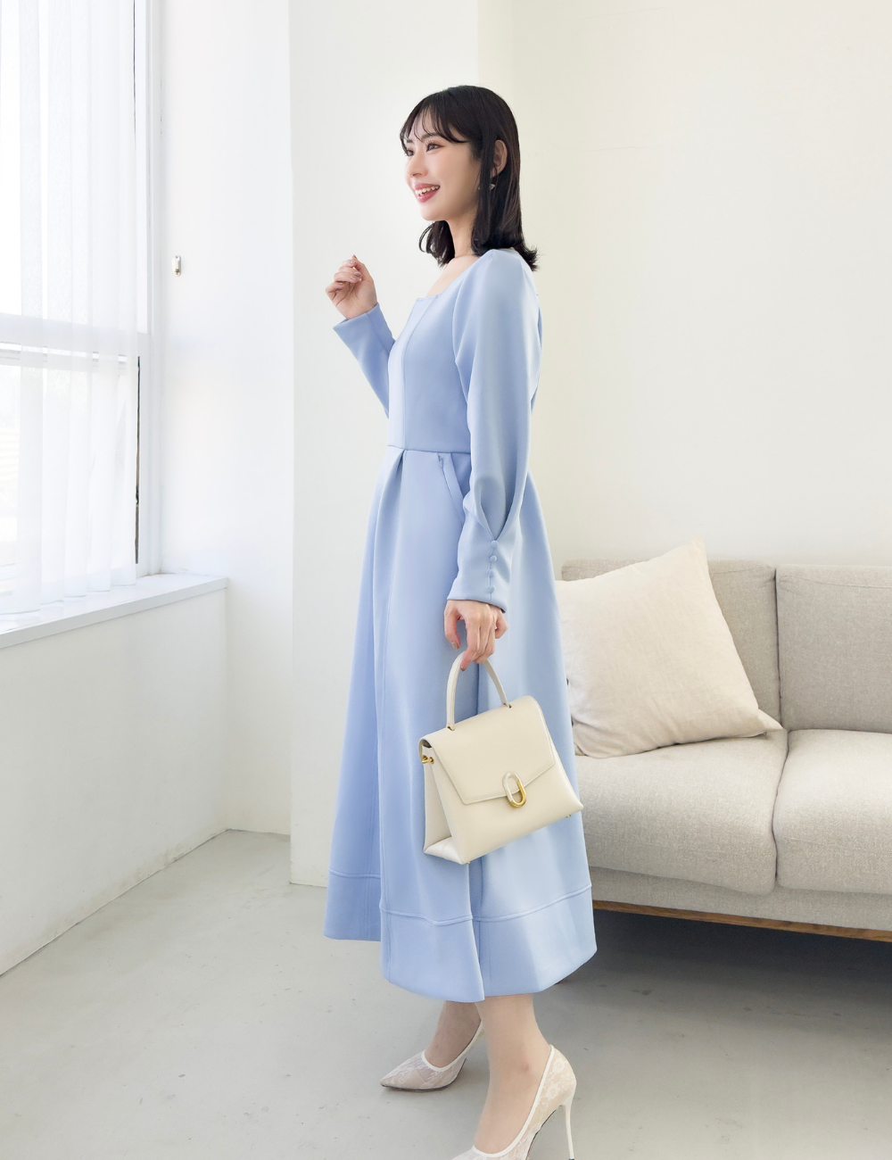 CINEMATIQ キーネックポンチワンピ ライトブルー 横 モデル着用