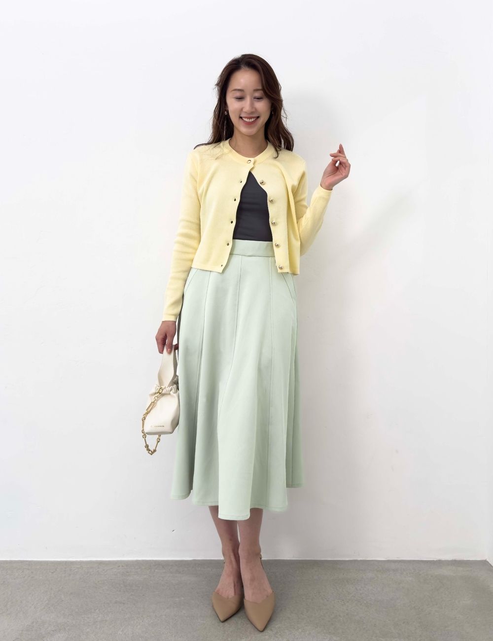 CINEMATIQ ピンタックフレアスカート ライトグリーン 正面 モデル着用