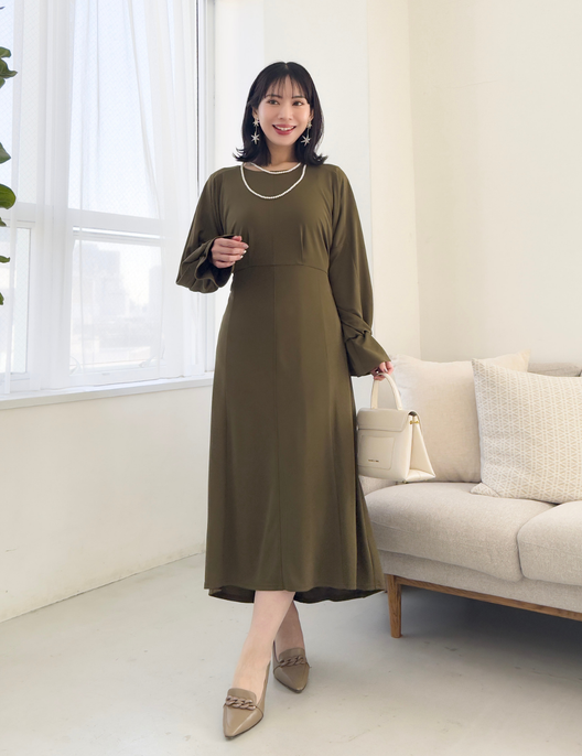 CINEMATIQ ウエストリボンワンピ カーキ 正面 モデル着用