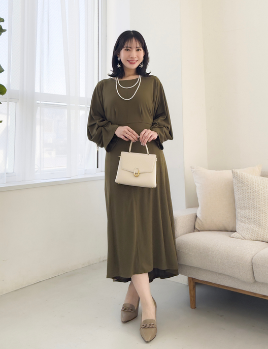 CINEMATIQ ウエストリボンワンピ カーキ 正面 モデル着用
