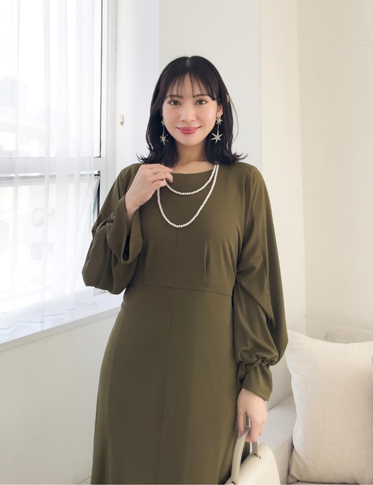CINEMATIQ ウエストリボンワンピ カーキ アップ モデル着用