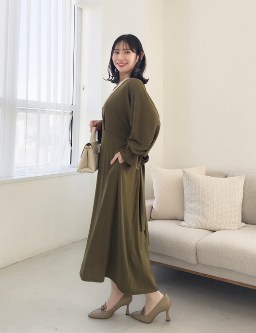 CINEMATIQ ウエストリボンワンピ カーキ 横 モデル着用