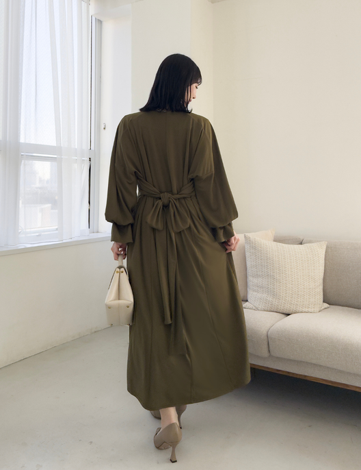 CINEMATIQ ウエストリボンワンピ カーキ 背面 モデル着用