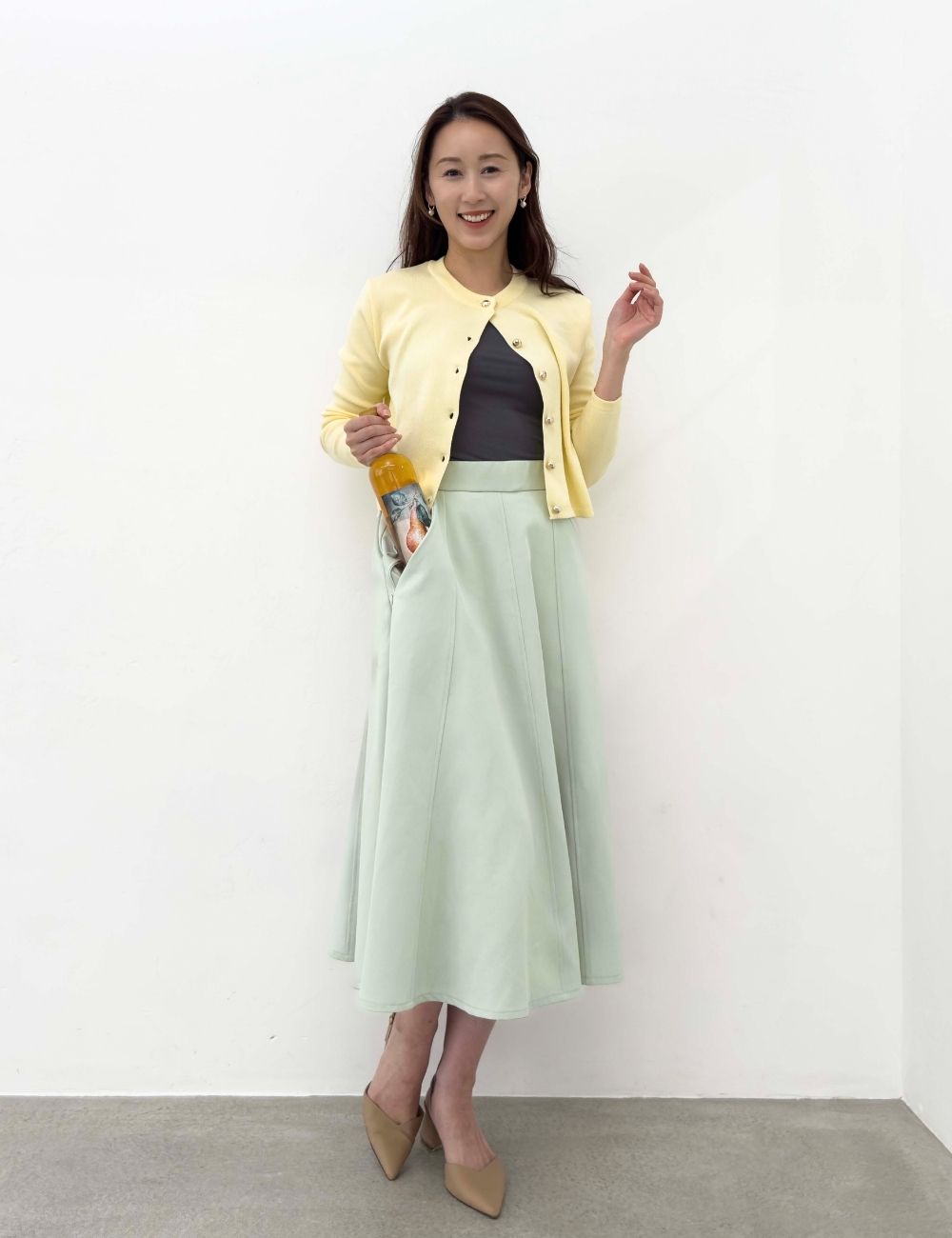 CINEMATIQ ピンタックフレアスカート ライトグリーン 正面 モデル着用