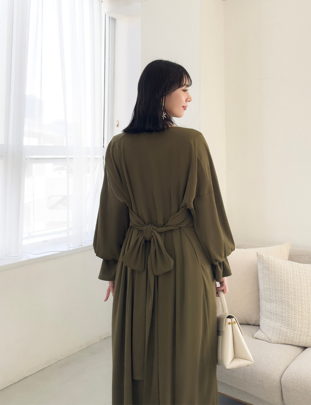 CINEMATIQ ウエストリボンワンピ カーキ アップ モデル着用
