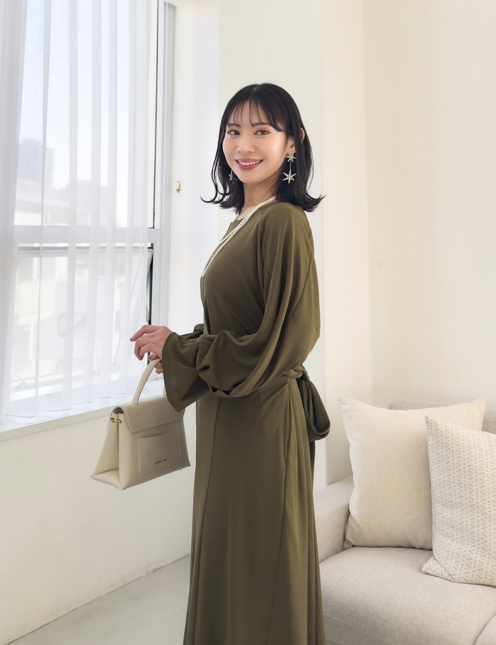 CINEMATIQ ウエストリボンワンピ カーキ アップ モデル着用