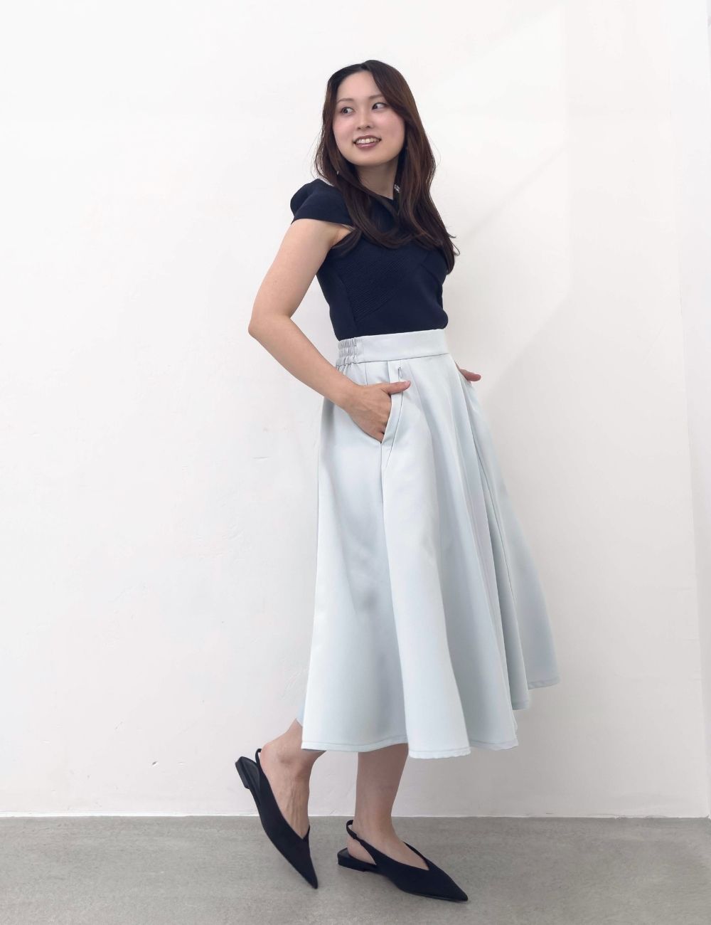 CINEMATIQ ピンタックフレアスカート ライトブルー 正面 モデル着用