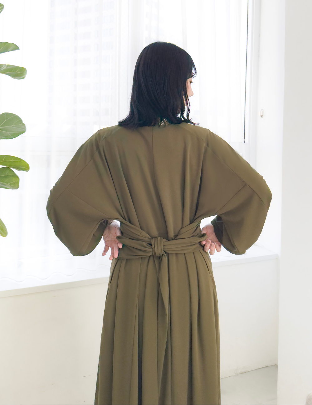 CINEMATIQ ウエストリボンワンピ カーキ アップ モデル着用