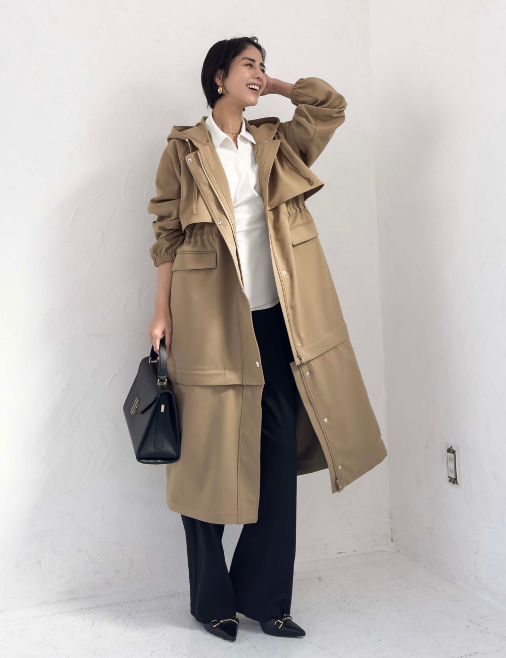 CINEMATIQ 【日本製制電生地】デイリーBAGレインコート サンドベージュ 正面 モデル着用