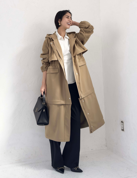 CINEMATIQ 【日本製制電生地】デイリーBAGレインコート サンドベージュ 正面 モデル着用