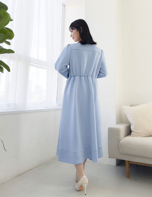 CINEMATIQ キーネックポンチワンピ ライトブルー 背面 モデル着用