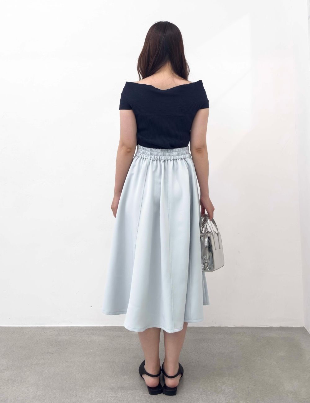 CINEMATIQ ピンタックフレアスカート ライトブルー 背面 モデル着用