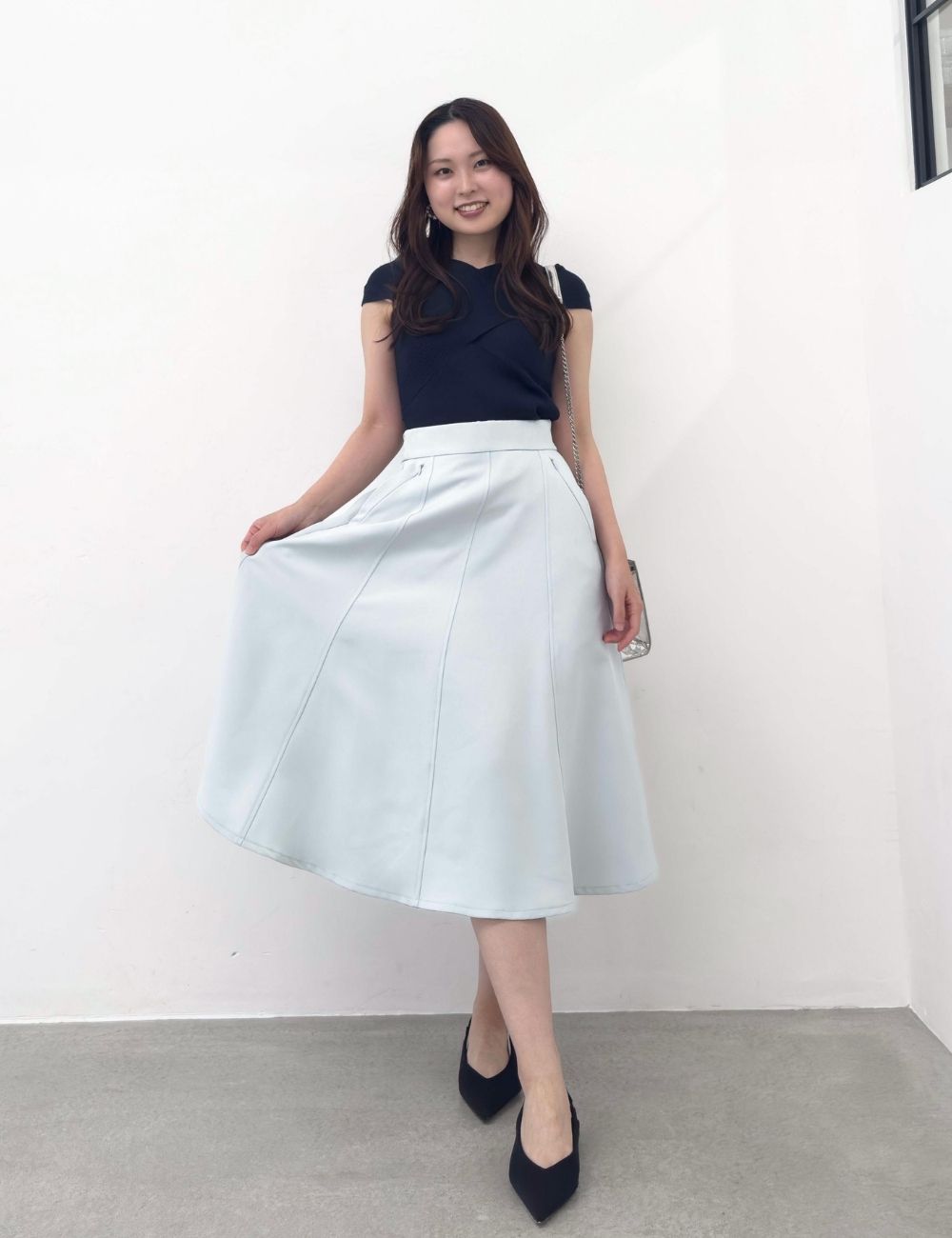 CINEMATIQ ピンタックフレアスカート ライトブルー 正面 モデル着用