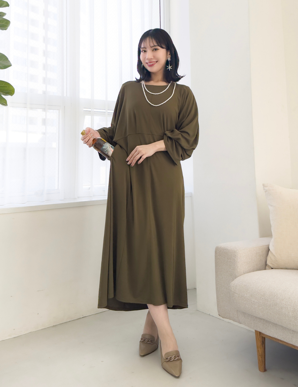 CINEMATIQ ウエストリボンワンピ カーキ 正面 モデル着用