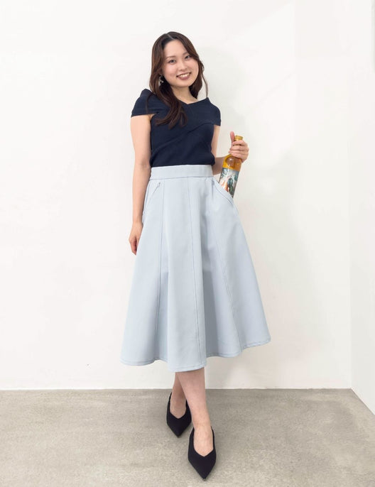 CINEMATIQ ピンタックフレアスカート ライトブルー 正面 モデル着用